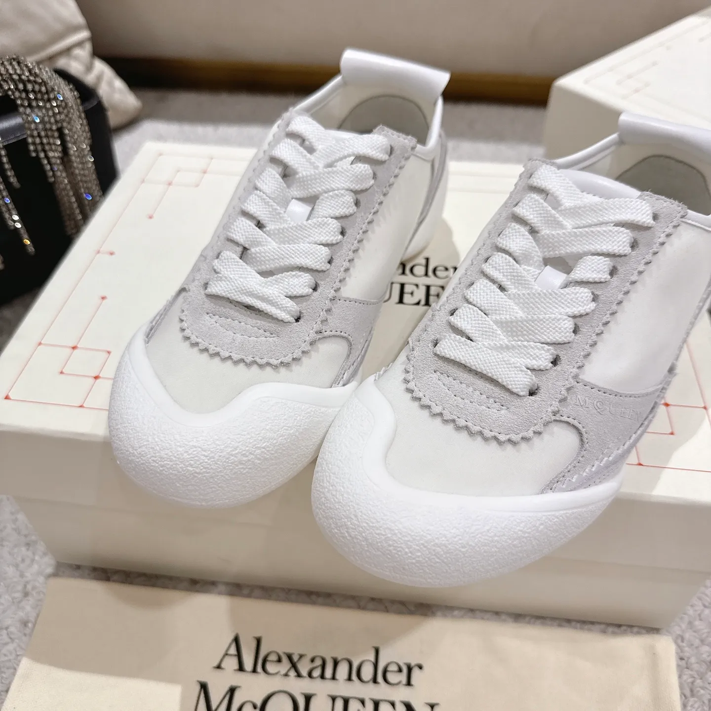 👟👟Ex-factory price 600👟👟 Men's size +10 2025 McQueen's new AIexanderMcQUEEN✅ The original quality has been certified! The original version is reproduced 1:1, and the latest lace-up casual shoes are released simultaneously. • McQueen logo • Round toe box • Lightweight segmented sole design, made of imported stretch breathable fabric + grained cowhide, soft inner lining and insole, comfortable for walking and not stuffy on the feet. Five colors: black/white·white·off-white·black/brown·yellow Fabric: grained cowhide + stretch fabric + cow suede Insole: imported sheepskin Women’s model: 35–40 (40 for women is not returnable) Men’s model: 39–45 (45 for men is not returnable)